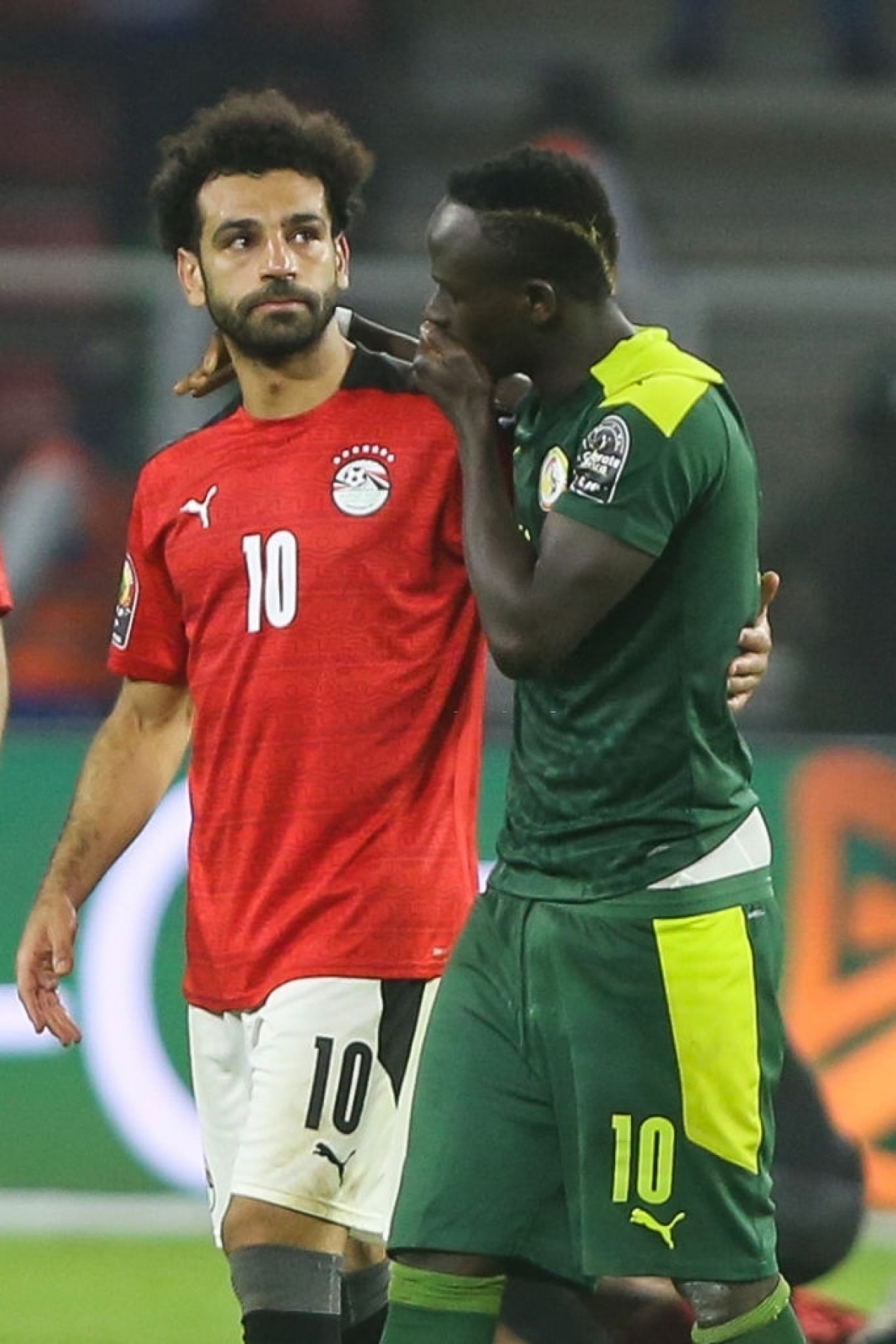 Sadio Mane an ủi Mohamed Salah khi giành chức vô địch AFCON 2021