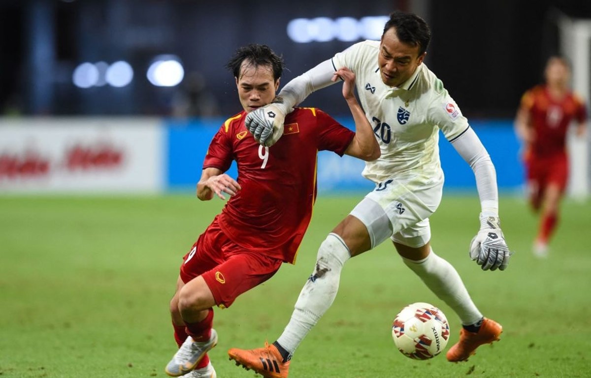 Thủ mông Thái Lan phạm lỗi với Văn Toàn ngoài vòng cấm. (Ảnh: Getty Images) 