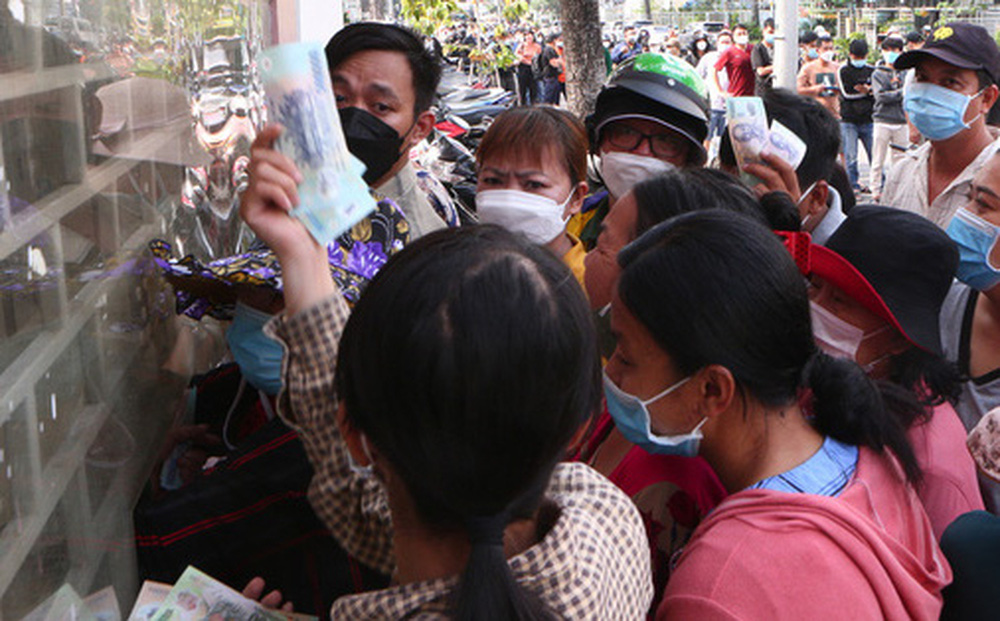 Người hâm mộ xô đẩy nhau, té ngã khi mua vé xem trận HAGL gặp CLB Nhật Bản