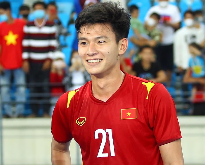 Hot boy sân cỏ kiêm thủ khoa đại học Phan Tuấn Tài: Trên sân đá bóng hết mình, về nhà bán hàng online nhiệt tình