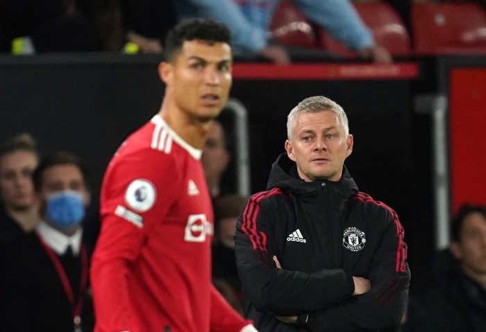 Đoạn clip lạ cho thấy Ronaldo khua chân múa tay đầy khó hiểu khi MU liên tiếp lĩnh bàn thua - Ảnh 2.