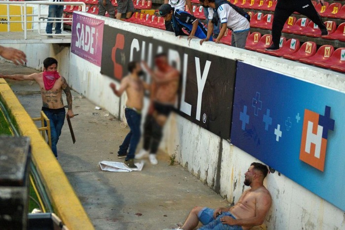 SỐC: Giải VĐQG Mexico hỗn chiến kinh hoàng, 2 người thiệt mạng - Ảnh 9.