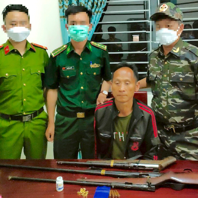 Mang 3 khẩu súng phòng thân khi đi buôn ma túy - 1