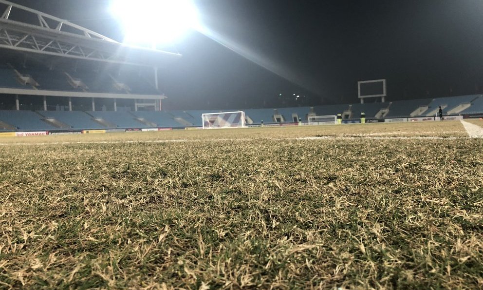 Sân Mỹ Đình: Tiền không đủ trả lương nhân viên, lấy gì thay mặt cỏ