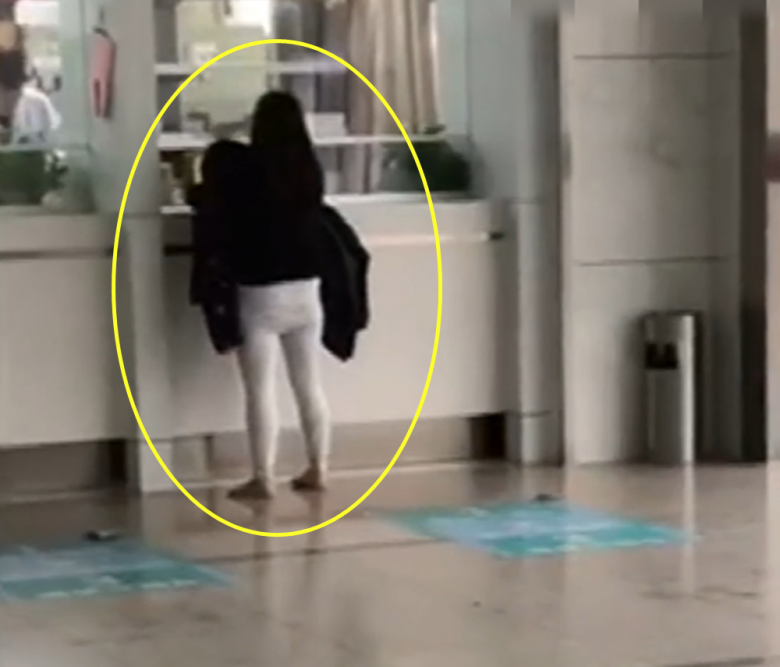 Mẹ trẻ ướt sũng người ôm con vào bệnh viện lúc trời mưa to, nhìn đôi chân ai cũng ấn tượng - 1