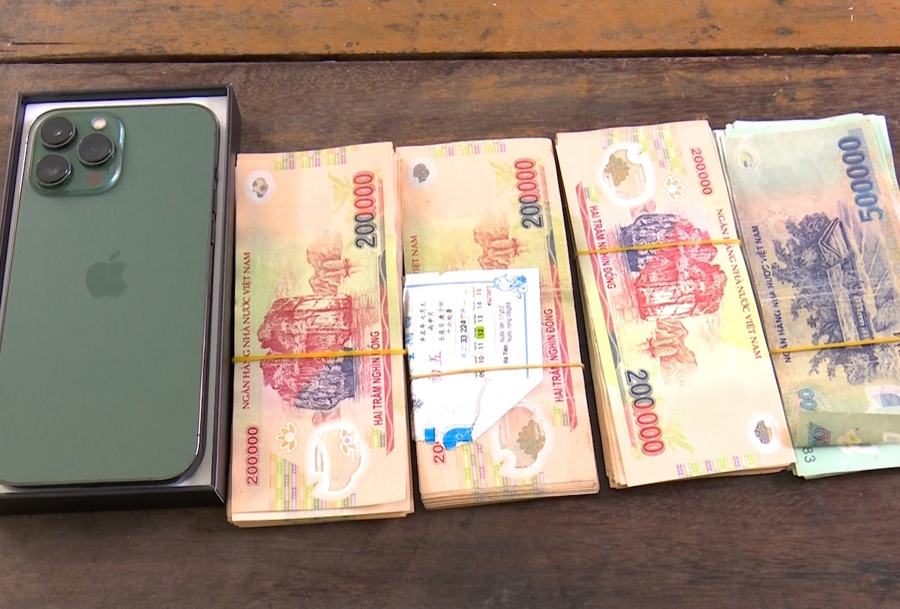 Trom tien cua ba ngoai de mua iPhone 13 tang ban gai anh 2