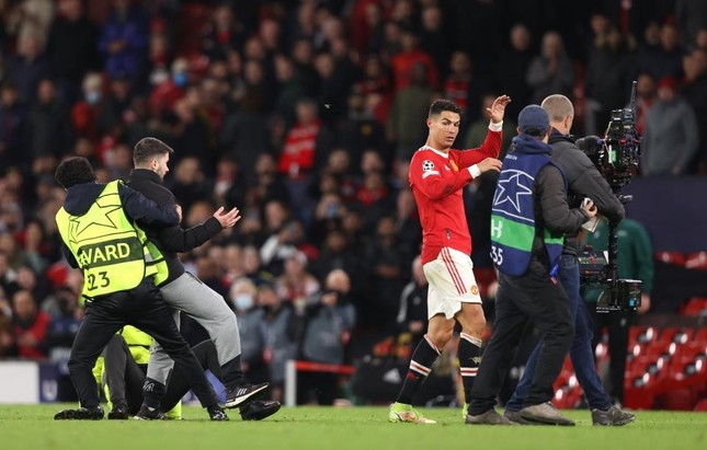 Video: Ronaldo hoảng hốt vì bị người hâm mộ lao xuống sân 'tấn công' ảnh 2