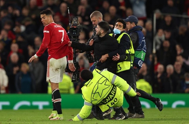 Video: Ronaldo hoảng hốt vì bị người hâm mộ lao xuống sân 'tấn công' ảnh 1