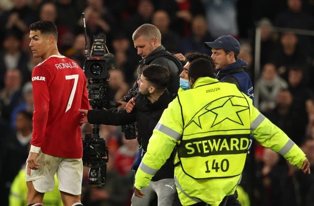 Video: Ronaldo hoảng hốt vì bị người hâm mộ lao xuống sân 'tấn công' ảnh 3