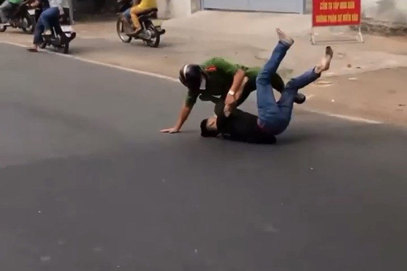 Trước khi đánh công an, nam thanh niên ở quận 11 đã làm gì? - ảnh 4