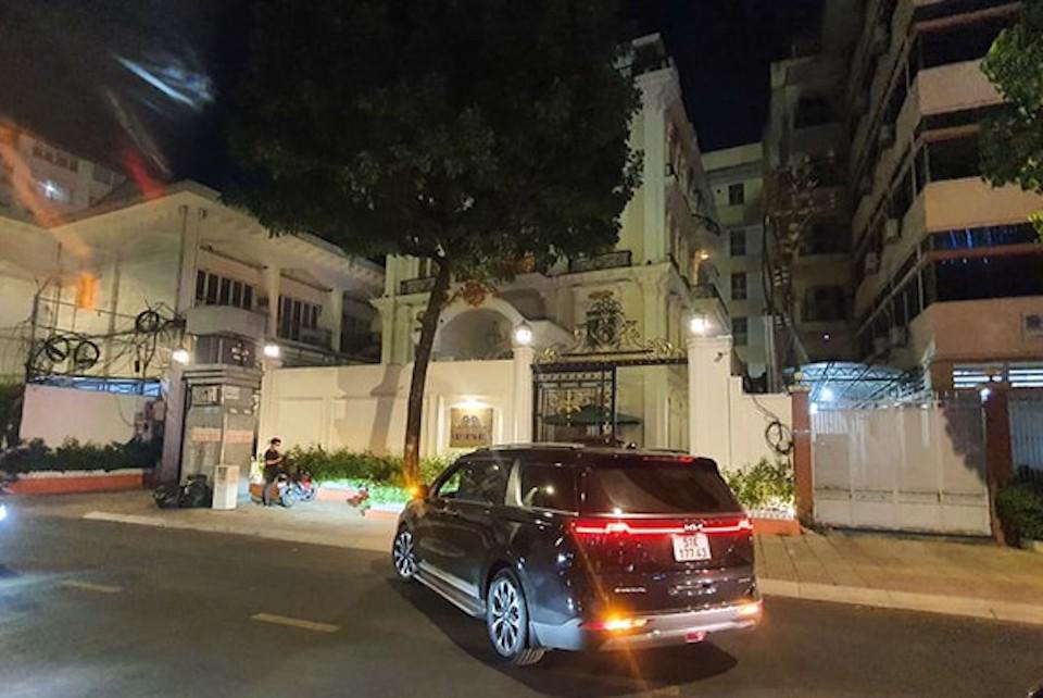 Xe của lực lượng chức năng đang có mặt tại nhà bà&nbsp;Nguyễn Phương Hằng&nbsp;trên đường Nguyễn Thông, quận 3, TP Hồ Chí Minh. Ảnh: (CACC)