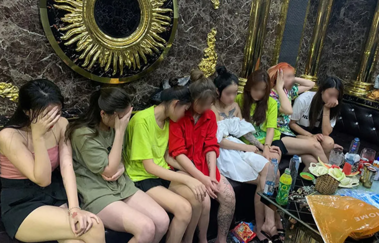 8 'chân dài' mở tiệc ma túy trong quán karaoke ở Nghệ An 8 'chan dai' mo tiec ma tuy trong quan karaoke o Nghe An