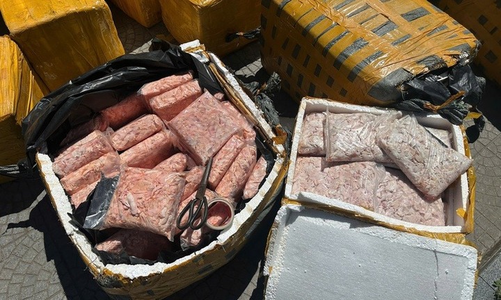 Tin pháp luật nổi bật 24h qua: Cả tấn sụn chân gà bốc mùi từ Lào về Đà Nẵng bị chặn lại ở Huế