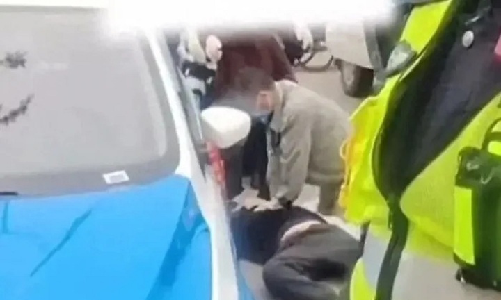 Cãi nhau với khách hàng vì việc trả thiếu 7 nghìn, tài xế taxi bất ngờ ngã gục, tử vong