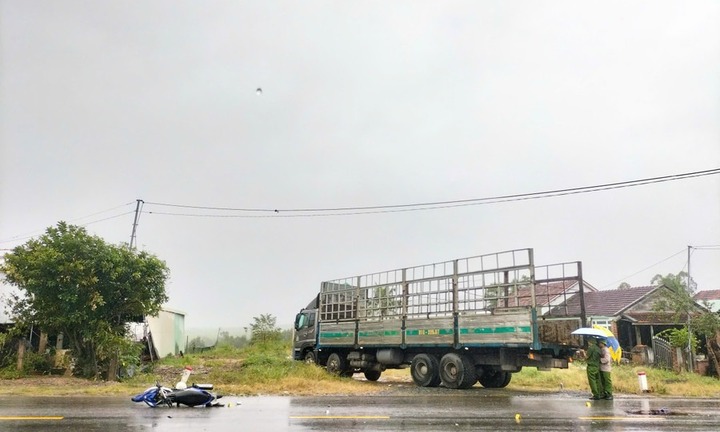 Tin tức tai nạn giao thông mới nhất ngày 4/12: Xe máy va chạm xe thu gom rác, một người tử vong