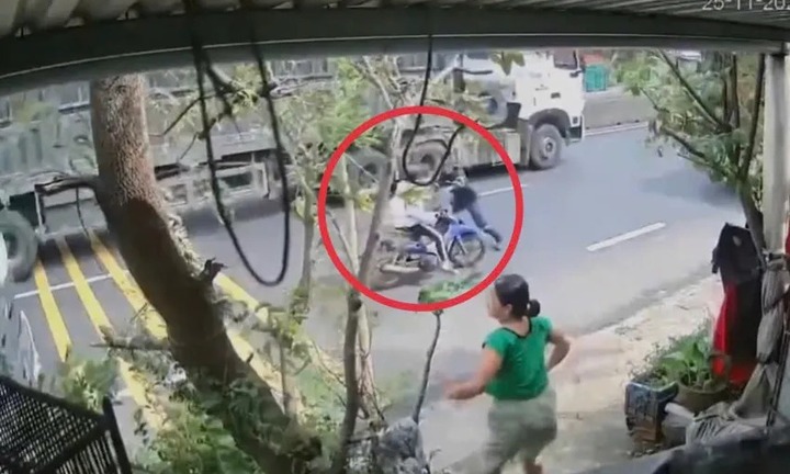 Khoảnh khắc thót tim chiến sĩ cảnh sát cứu nữ sinh ngay trước đầu xe container