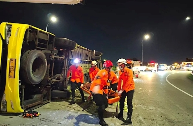 Xe buýt lật nghiêng trên đường cao tốc, 16 người tử vong thương tâm