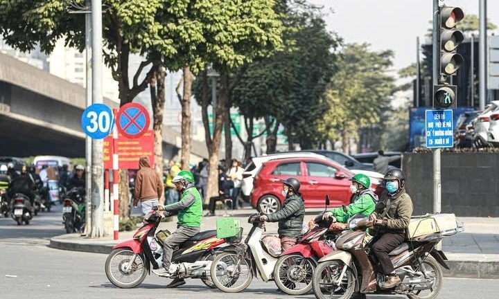 Đèn đỏ bật sáng nhưng cảnh sát giao thông cho đi, tài xế có bị phạt nguội