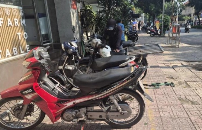 Năm 2026, trường hợp nào được đi xe máy lên vỉa hè mà không bị phạt?