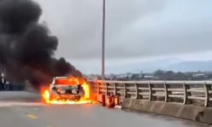 Clip: Hiện trường vụ ô tô chở 3 người bất ngờ bốc cháy dữ dội trên cầu tại Nghệ An