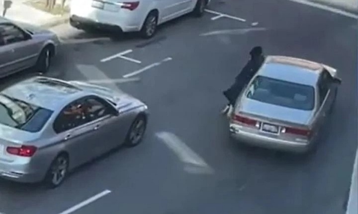 Clip: Bị giật túi ngay giữa phố, cô gái liều mình bám cửa ô tô và cái kết thót tim