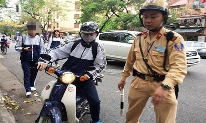 Con 16 tuổi lái xe gắn máy dung tích 50cm3, xảy ra va chạm ai chịu trách nhiệm?