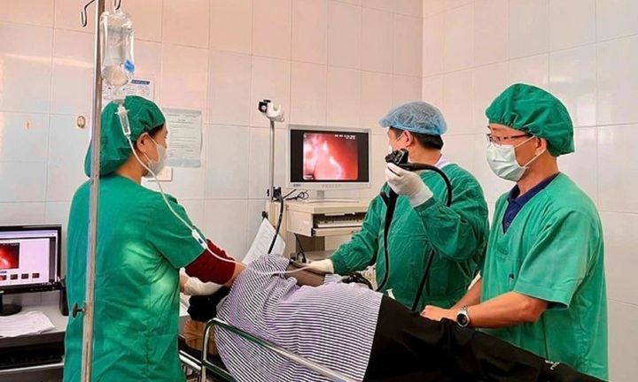 Tin tức đời sống 3/2: Nội soi lấy sợi thép xuyên thành dạ dày bệnh nhân