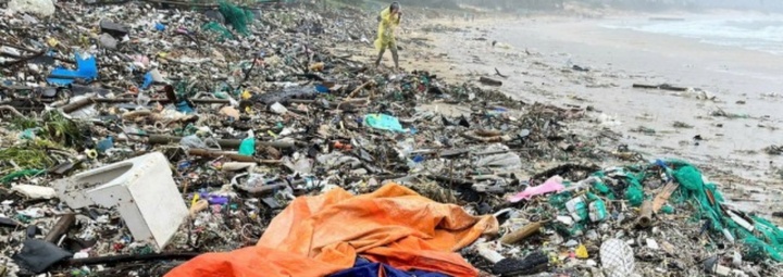 Tin tức thời sự 24h: Tìm thân nhân thi thể phụ nữ trôi vào bãi biển Từ Nham