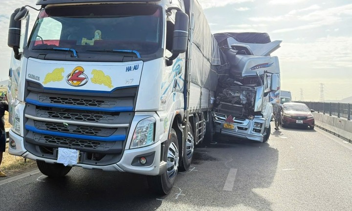 Tin tức tai nạn giao thông mới nhất ngày 5/2: Tông vào xe hút bụi trên cao tốc, ô tô con nát đầu