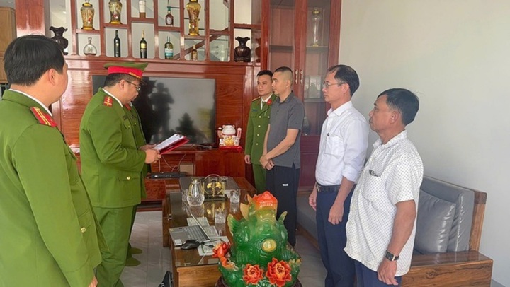 Tin pháp luật nổi bật 24h qua: Khởi tố 3 đối tượng xông vào bãi cát, thô bạo với phụ nữ mang thai