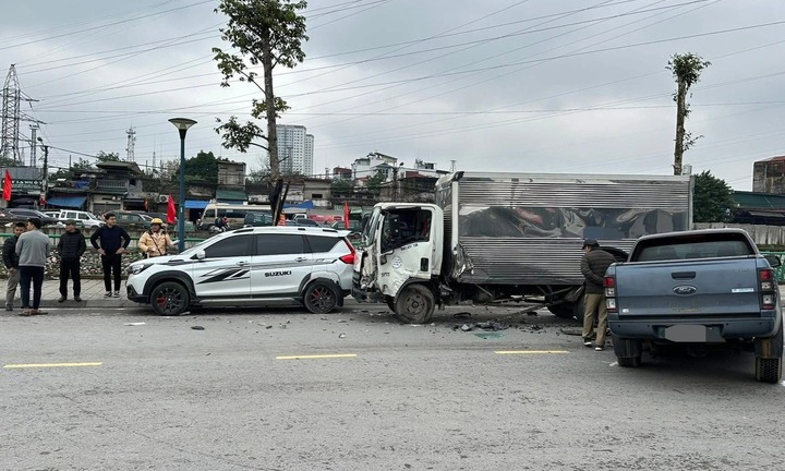 Tin tức tai nạn giao thông mới nhất ngày 10/2: Xe đầu kéo va chạm xe máy, 2 người thương vong