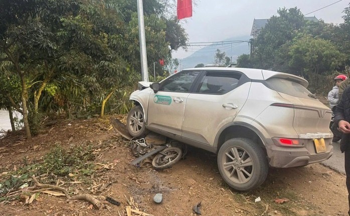 Điều tra vụ ô tô lao nhanh lấn làn, húc văng xe máy khiến thầy hiệu trưởng tử vong ở Sơn La