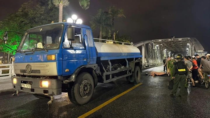 Tin tức tai nạn giao thông mới nhất ngày 26/2: Va chạm trên cao tốc, xe ô tô con chắn ngang đường