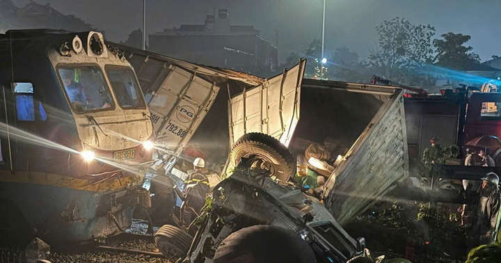 Vụ va chạm giữa tàu hỏa và xe tải ở Hà Nội: Danh tính nạn nhân tử vong