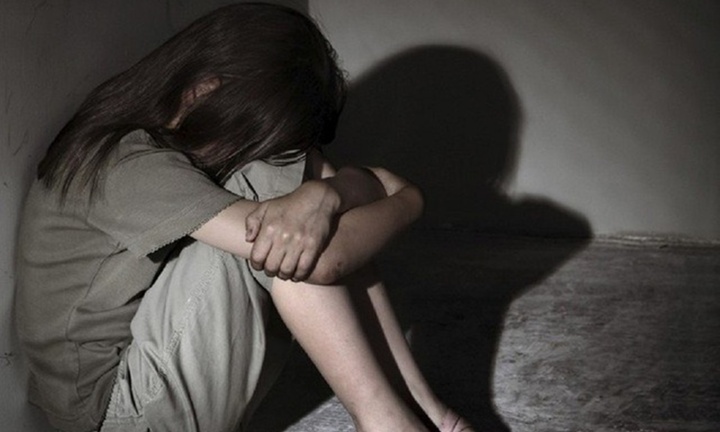 Giao cấu với người chưa thành niên bị truy cứu về tội hiếp dâm hay cưỡng dâm?