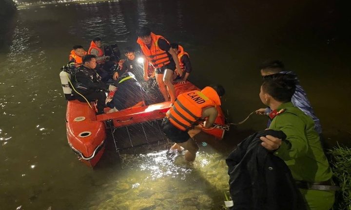 Tin tức thời sự 24h: Cứu sống cô gái nhảy cầu Trường Tiền trên sông Hương