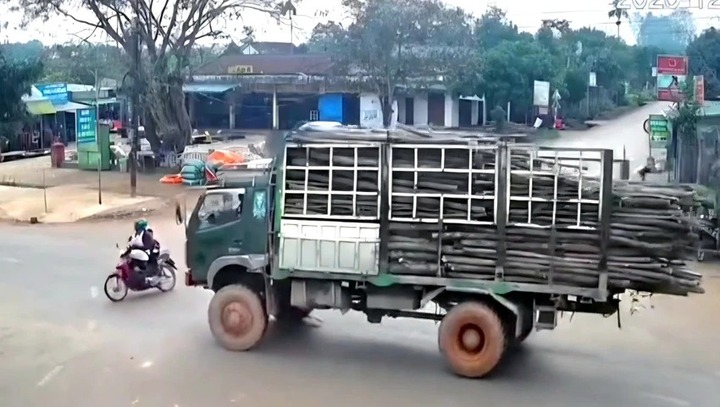 Tin pháp luật nổi bật 24h qua: Khởi tố tài xế xe tải đâm vào xe máy khiến 1 cháu bé tử vong