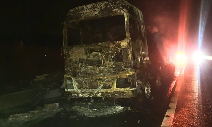 Tin tức thời sự 24h: Xe tải đang chạy bất ngờ bốc cháy dữ dội trên cao tốc