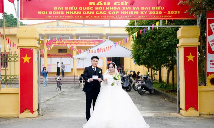 Cô dâu, chú rể cùng đi bỏ phiếu ngay trong ngày cưới