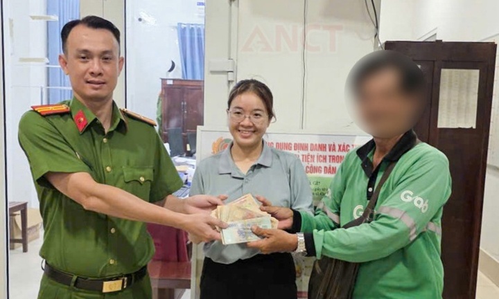 Tin tức thời sự 24h: Công an tìm lại 131 triệu cho cô gái đánh rơi trên đường