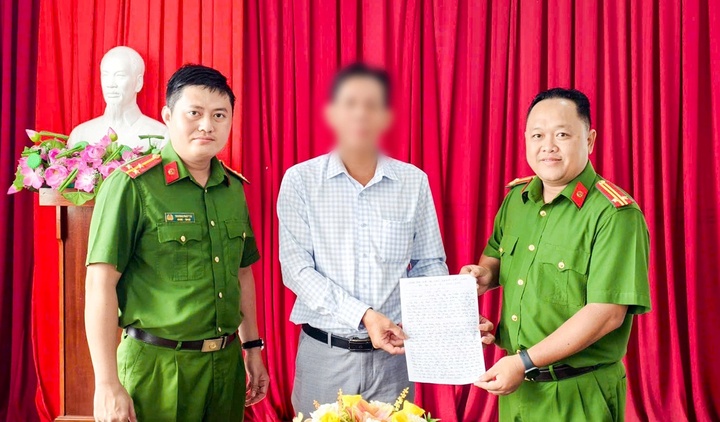 Tin thời sự 24h: Người đàn ông nhận lại gần 1 tỷ chuyển khoản nhầm cho người lạ