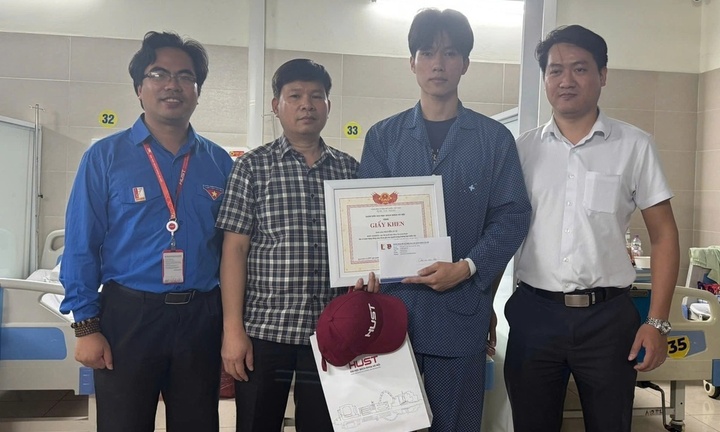 Tin tức giáo dục 24h: Nam sinh ĐH Bách khoa Hà Nội lao vào đám cháy cứu người được khen thưởng