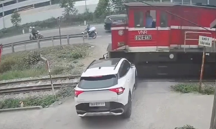 Ô tô vượt rào chắn đường sắt bị phạt bao nhiêu tiền?