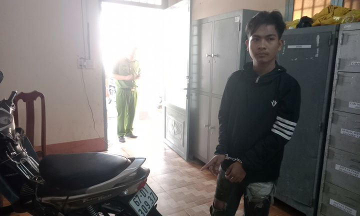 Trộm xe của chủ nhà trọ, đối tượng mang tang vật đến công an đầu thú