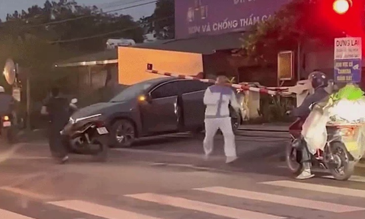 Clip: Cố tình băng qua đường sắt, ô tô con bị tàu hỏa húc văng