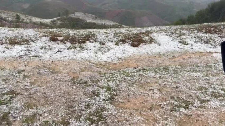 Mưa đá phủ trắng nhiều quả đồi ở Điện Biên