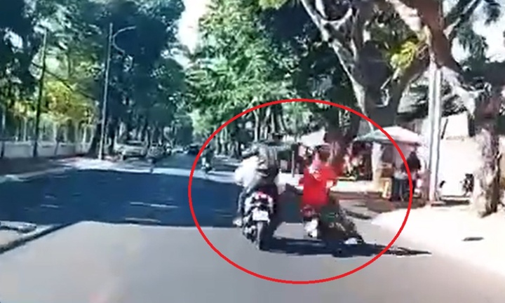 Truy tìm kẻ tấn công người đàn ông ngã xuống đường khi đang chạy xe máy
