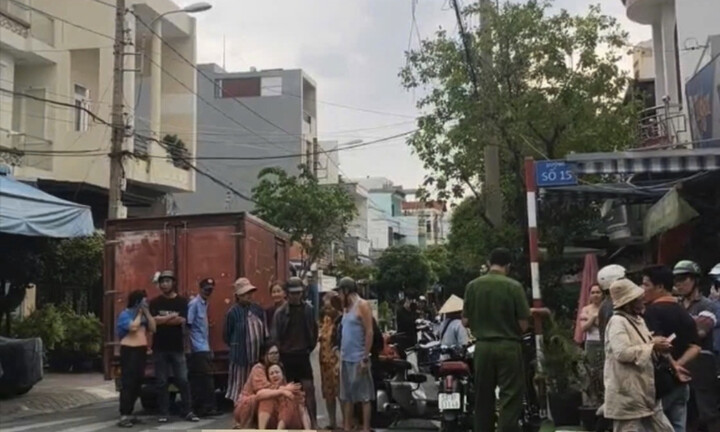 Tin tức tai nạn giao thông ngày 6/5: Ô tô con bị vò nát bươm, mẹ quỵ ngã bên thi thể con trai 15 tuổi 