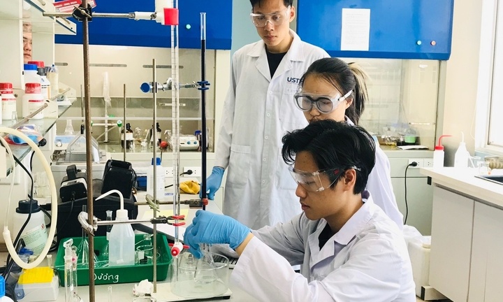 Tin tức giáo dục 24h: Bộ GD&ĐT đề xuất miễn học phí cho người học tiến sĩ chương trình trọng điểm quốc gia