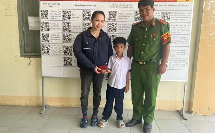 Tin tức thời sự 24h: Nhặt được ví tiền, học sinh lớp 2 lập tức mang nộp công an